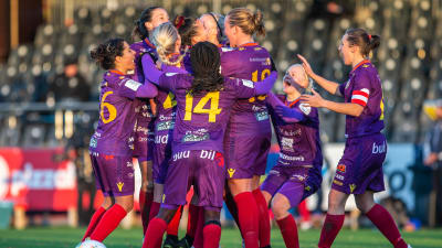 Åland United-spelare firar mål i klunga.