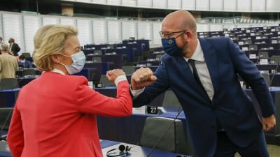 Armbågshälsning mellan Ursula von der Leyen och Charles Michel i EU-parlamentet. 
