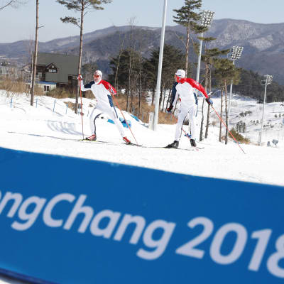Norska skidåkare i OS-spåret.