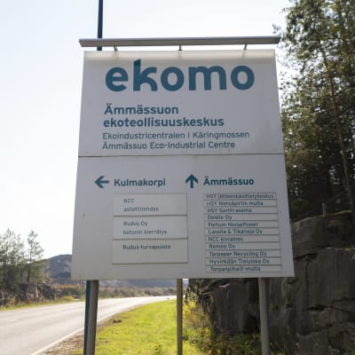 Ekomon, Ämmässuon ekoteollisuuskeskuksen kyltti sinne johtavan tien varressa