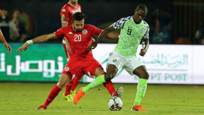 Nigerias Odion Ighalo och Tunisiens Ghaylen Chaalali i bronsmatchen i Afrikanska mästerskapen i fotboll.