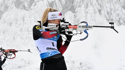 Tiril Eckhoff på skjutvallen i vinterlandskap.