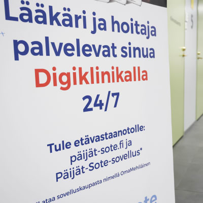 Lahden Sotekeskuksen aulatila ja Digiklinikan mainostaulu.