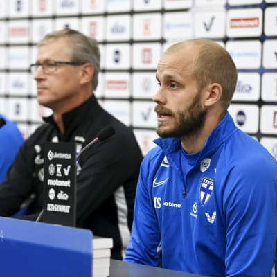 Teemu Pukki (oik) ja taustalla Onni Valakari (vas) sekä päävalmentaja Markku Kanerva Suomen jalkapallon A-maajoukkueen Huuhkajien mediatilaisuudessa Helsingissä 3. syyskuuta 2021.