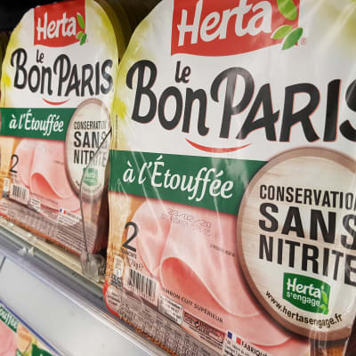 Nitriitittömiä kinkkuleikkeitä myynnissä Nizzassa helmikuussa. Yuka sekä kaksi ranskalaista terveysjärjestöä vetosivat keväällä Ranskan terveysministeriin nitriitin kieltämiseksi.