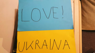 Ett plakat i blått och gult med texten "Love! Ukraina".