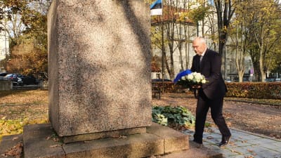 Estlands blivande president Alar Karis lägger en krans vid ett minnesmärke för stupade elever och lärare under det estniska frihetskriget.