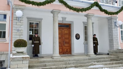 Högvakten vaktar ingången till Presidentens kansli i Tallinn, Estland.