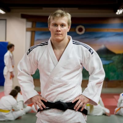 Judoka Oskari Mäkinen, Nummelan judosali, 8.2.2017. Takana juniorit harjoittelevat.