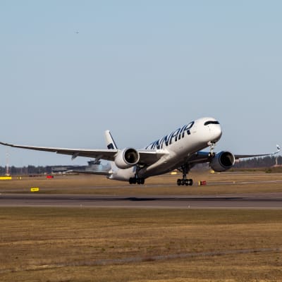 Finnairs Airbus A350 lyfter från Helsingfors-Vanda flygplats
