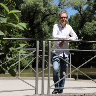 IT-företagaren Kaj Arnö står på en liten bro i Englischer Garten i München