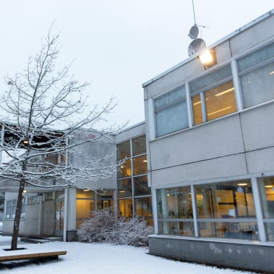 Koulurakennus talvisessa maisemassa.