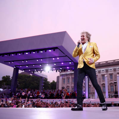 Rod Stewart esiintyy konsertissa Buckinghamin edustalla.