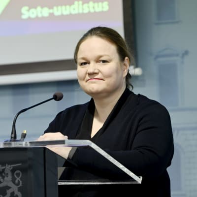 Krista Kiuru på en presskonferens.