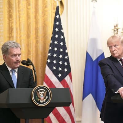 Sauli Niinistö till vänster och Donald Trump till höger talar vid varsitt podium. Trump tittar mot Niinistö medan Niinistö talar. 