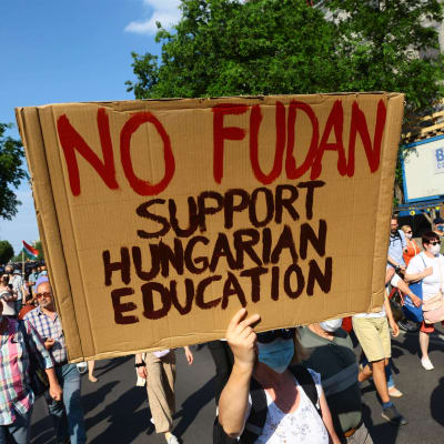 Demonstranter på Budapests gator. Plakatet i mitten säger nej till Fudan, och kräver i stället stöd för ungersk utbildning.