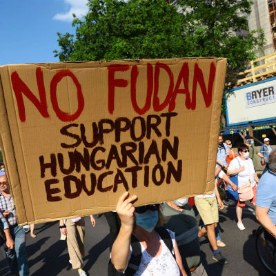 Demonstranter på Budapests gator. Plakatet i mitten säger nej till Fudan, och kräver i stället stöd för ungersk utbildning.