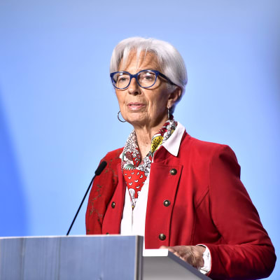 Christine Lagarde i röd kavaj.