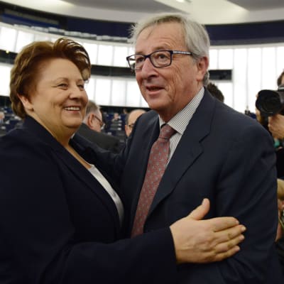 Lettlands premiärminister Laimdota Straujuma och EU-kommissionens ordförande Jean-Claude Juncker i Europaparlamentet i Strasbourg 14.1.2015.
