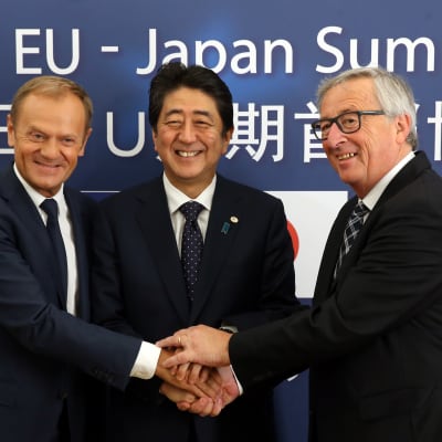 Japans premiärminister Shinzo Abe välkomnas av EU-kommissionens ordförande Jean-Claude Juncker och Europeiska rådets ordförande Donald Tusk i Bryssel. 