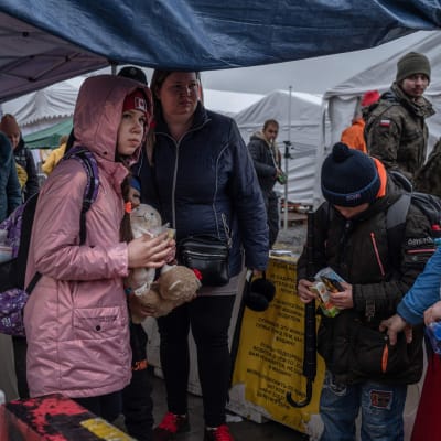 Ukrainan pakolaiset odottavat pääsyä bussiin ylitettyään Ukrainan ja Puolan välisen rajan Medykan rajanylityspaikalla Kaakkois-Puolassa.