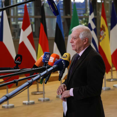 EU:s utrikesrepresentant Josep Borrell framför mikrofoner i Bryssel