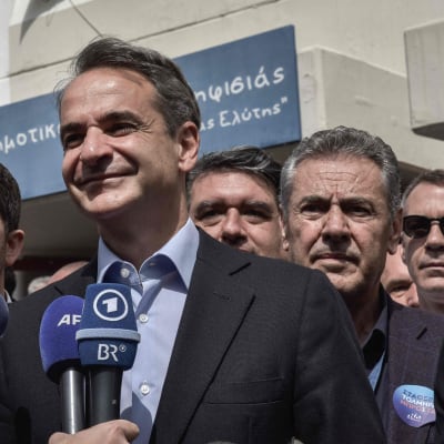 Greklands premiärminister och ledare för högerpartiet Ny Demokrati, Kyriakos Mitsotakis, talar till pressen