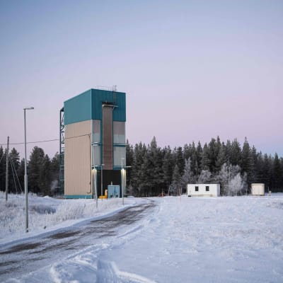Avaruusraketin laukaisu hangaari talvisessa maisemassa Pohjois-Ruotsissa.