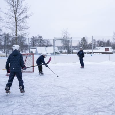 Juniorer spelar hockey
