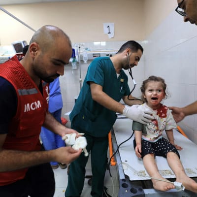  En liten skadad flicka på ett undersökningsbord på Nassersjukhuset efter israeliskt bombardement av Khan Yunis i Gaza 27.10.2023.