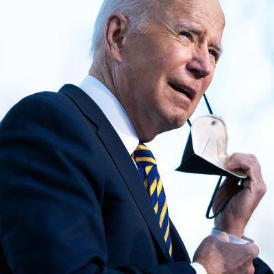 Joe Biden riisuu kasvomaskinsa.