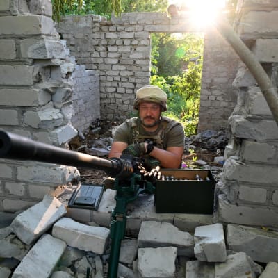 En ukrainsk soldat i Charkiv-regionen fotograferad igår, den 9 juni. 