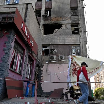 Ett delvis förstört bostadshus efter ett massivt ryskt drönaranfall i Ukraina.