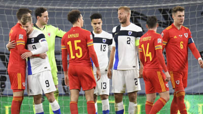 Finland och Wales kramar om varandra.