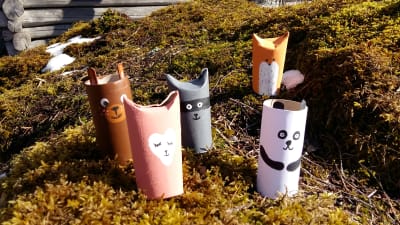 Leksaksdjur av tomma pappersrullar. En räv, en panda, en nalle och en tvättbjörn.