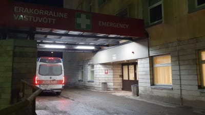Sjukhusen i Tallinn inte kan ta emot så många mer och patienter förs vidare. Ambulans vid jouren på sjukhuset Ida-Tallinna keskhaigla.