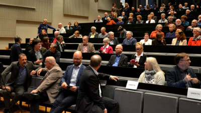 Många på plats i salen för att höra om fusionsplanerna mellan Korsholm och Vasa.