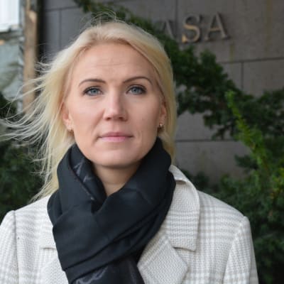 Marina Kinnunen, en vit kvinna med blont hår, står utanför Vasa centralsjukhus.