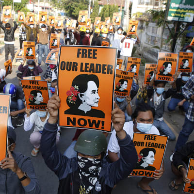 Demonstration i Naypyidaw,  Myanmar 4.3.2021 med krav på att landets ledare Aung San Suu Kyi ska släppas fri.