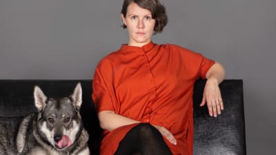 Författaren Emma Ahlgren med en schäferhund.