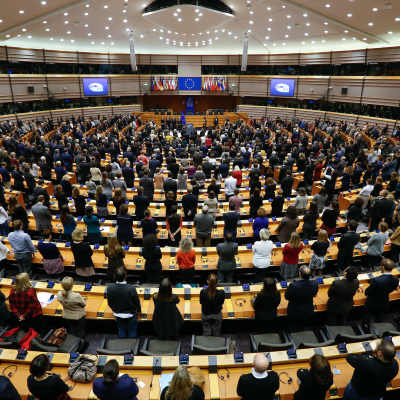 Europaparlamentets sessionssal. Parlamentsledamöterna står på sina platser.