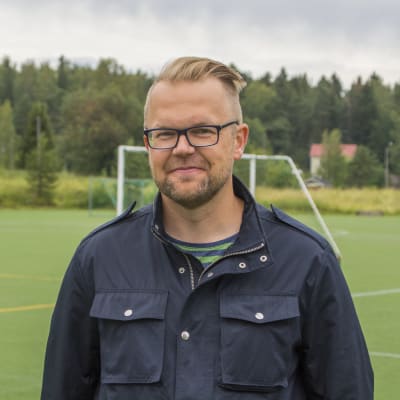 Johnny Holmström vid Tolkis fotbollsplan