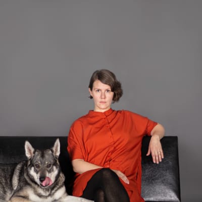 Författaren Emma Ahlgren med en schäferhund.