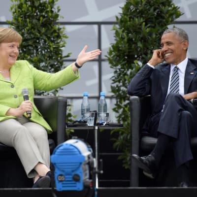 Förbundskansler Angela Merkel och USA:s förre president Barack Obama diskuterar demokrati vid Brandenburger Tor. 25.5.2017