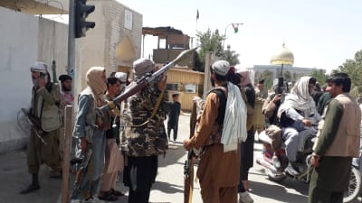 Taliban-taistelijat kerääntyneenä taistelun jälkeen.