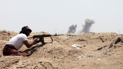 Jemenitisk medlem i den södra separatiströrelse vid sin position i förort till Aden 3.6.2015.