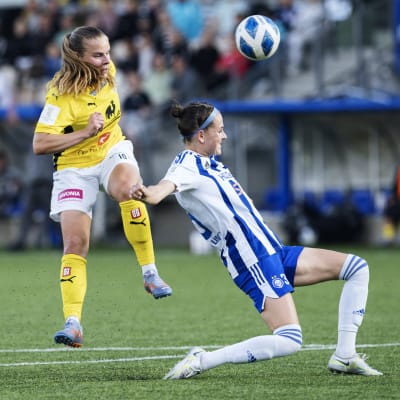 Aino Kröger och Joanna Tynnilä i ligamatch 2023.
