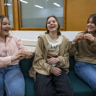 Hiidenkiven peruskoulun kahdeksasluokkalaiset Aino Koskela (vasemmalla), Venla Sahri ja Emilia Mulari