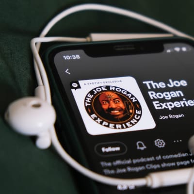 En mobil som spelar podden The Joe Rogan Experience på Spotify.