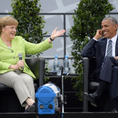 Förbundskansler Angela Merkel och USA:s förre president Barack Obama diskuterar demokrati vid Brandenburger Tor. 25.5.2017